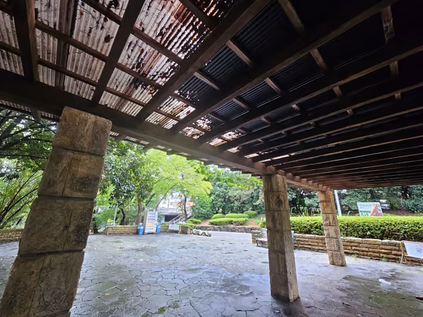 緑地公園駅 西出口(南出口西側)の写真2