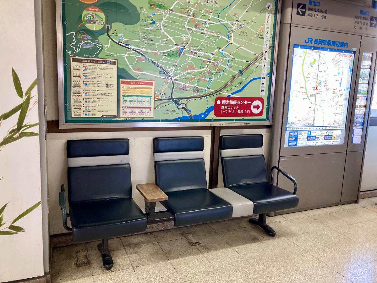 長岡京駅改札口前の写真1
