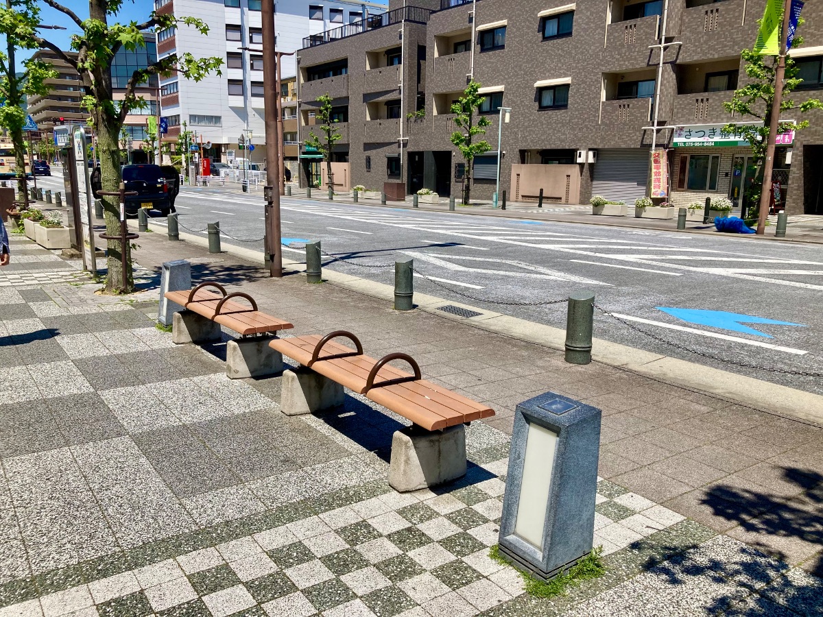 長岡京駅西口側 眼科医院前の歩道の写真1