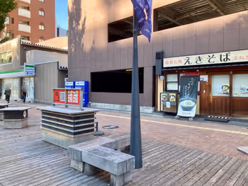 ヤマトヤシキ北西交差点(西側)えきそば店前の写真1