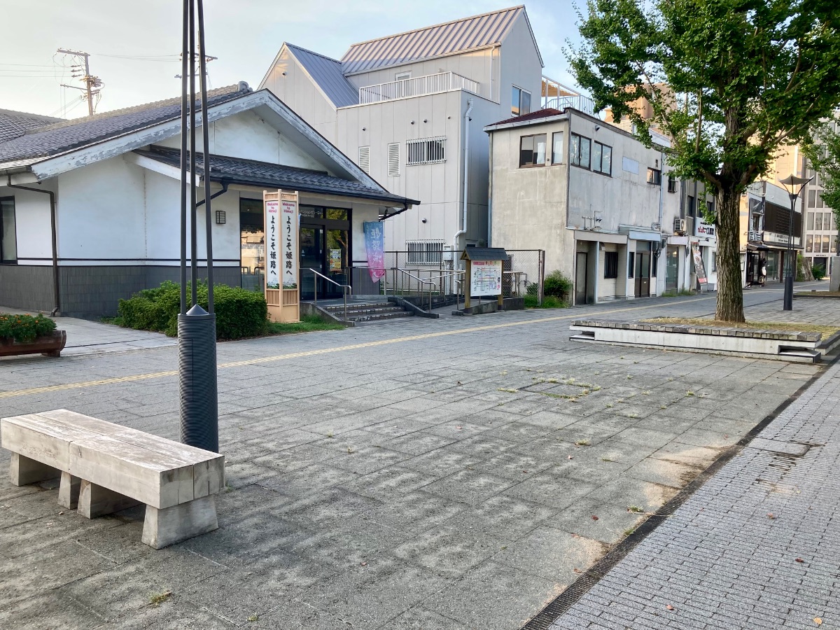大手前通り沿い(東側)カレー屋・姫路コンベンションビューロー前の写真1