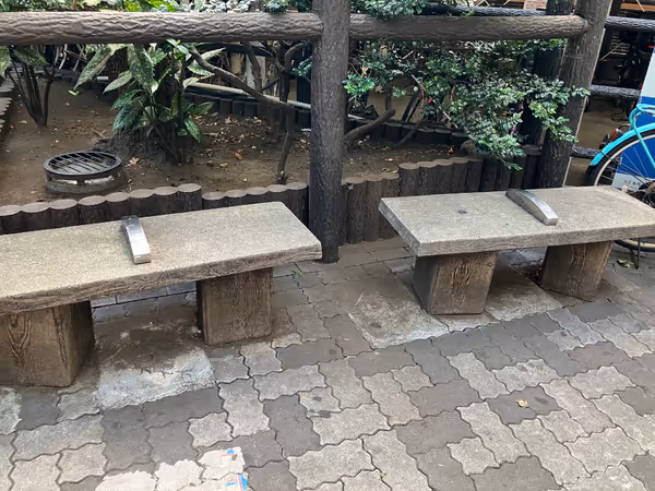 フジサワ名店ビル 駐輪場近くのベンチ(モニターあり)の写真2