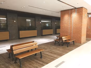 가든 플레이스 타워 B2F 프라임 립 근처의 나무 벤치