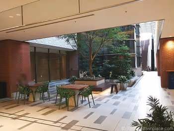 가든 플레이스 타워 B2F 시스루 엘리베이터 근처의 테이블석