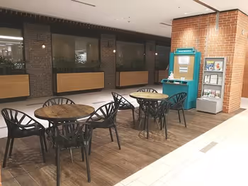 가든 플레이스 타워 B2F 프라임 립 근처의 나무 테이블석