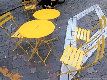 丸之内仲通城市露台的黄色座椅