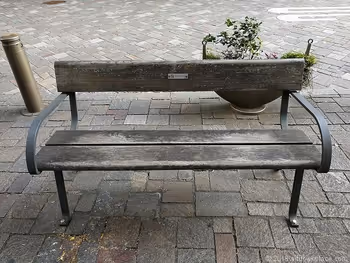 丸之内仲通的简约长椅