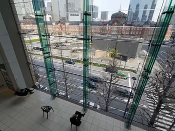 丸ビルの東京駅が見えるチェア