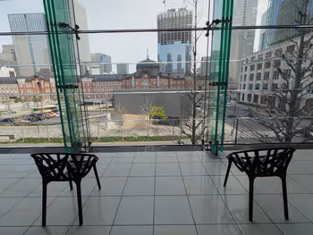 丸ビルの東京駅が見えるチェア