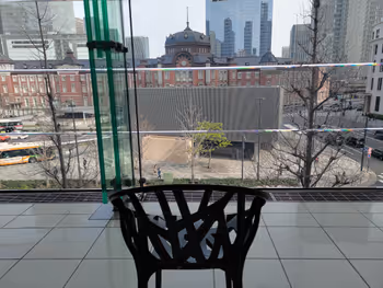 丸ビルの東京駅が見えるチェア