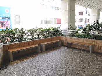 A place to rest on the 2F deck of Omiya West Exit DOM