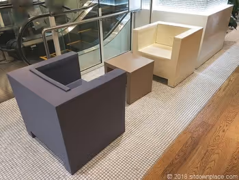 渋谷ヒカリエ6Fエスカレーター横のテーブル付きソファ