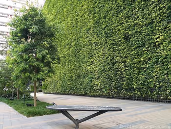 大宮JPビル前の木製ベンチ