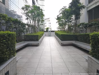 シーノ大宮センタープラザ停车场方向的休息处