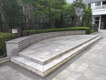 シーノ大宮センタープラザアトリウム的石材长椅