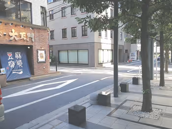 浜松町广场开放空间的座位休息区