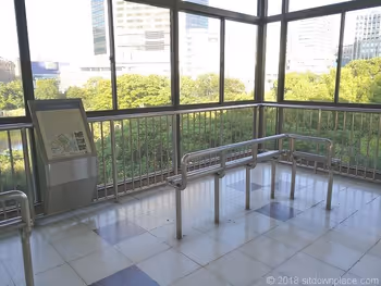 浜松町駅歩行者通路の座れる休憩場所