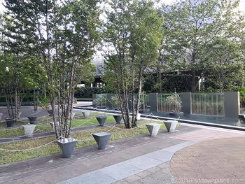 汐留大樓開放空間的單人座長椅