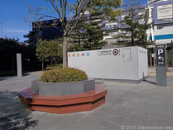 汐留大樓海岸通一側的圓形長椅