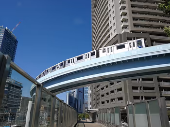 Yurikamome visible from the 2F deck of the Shiba Rikyu Building