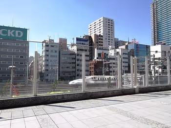 Tokaido Shinkansen visible from the 2F deck of the Shiba Rikyu Building