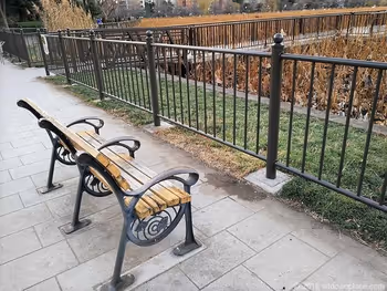 不忍池の池周辺のベンチ