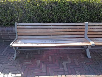 하마마츠쵸 빌딩 2F 데크의 나무 벤치 상세