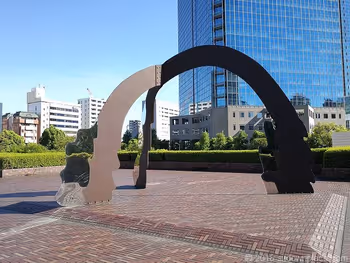 하마마츠쵸 빌딩 데크의 모뉴먼트