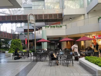 시반스 아 몰 시계탑・맥도날드 앞 테이블석