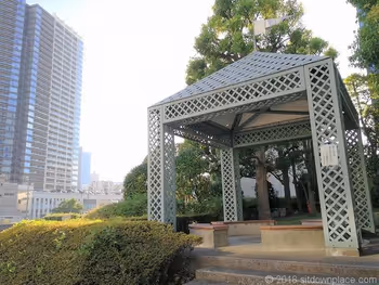 從芝浦運河看到的長椅