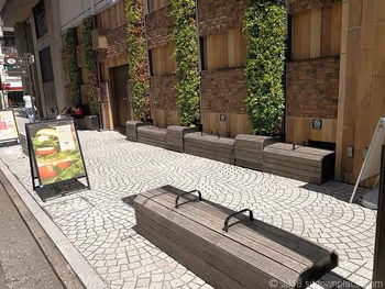 吉祥寺丸井旁七井桥通的木制长椅