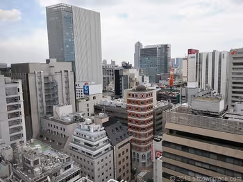 銀座シックス屋上庭園から見える歌舞伎座タワーと銀座伊藤ビルの景観