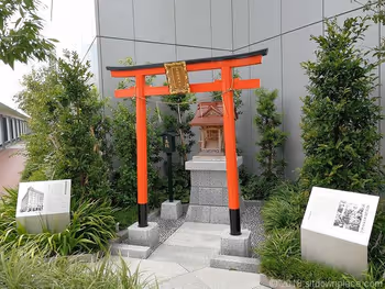 銀座シックス屋上庭園にある靍護稲荷神社