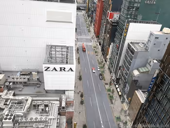銀座シックス屋上庭園にある靍護稲荷神社のzara側景観