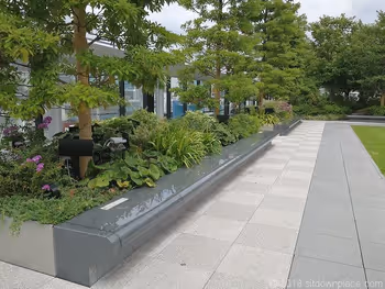 銀座シックス屋上庭園の芝生付近にある石材ベンチ