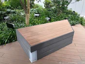 銀座シックス屋上庭園の腰掛できる段差