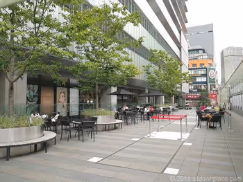 銀座シックス2Fの三原テラスの座れる休憩場所