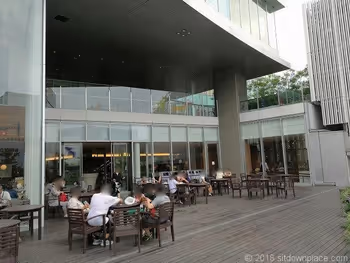 銀座三越9Fテラスガーデンの軒下のテーブル席