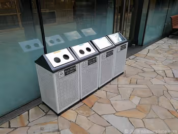 ThinkPark Plazaパティオのゴミ箱