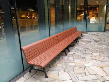 ThinkPark Plazaパティオのベンチ