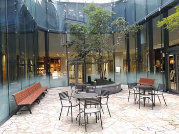 ThinkPark Plazaパティオのテーブル席とベンチ