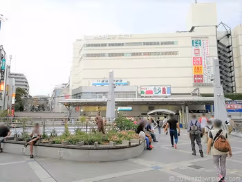 Rest area on the east exit pedestrian deck of Yokosuka-Chuo Station