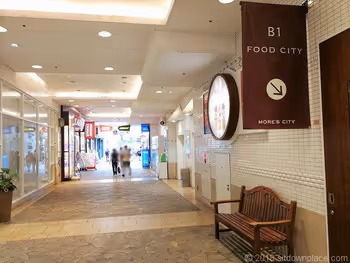 横須賀モアーズシティ1F通路のベンチ