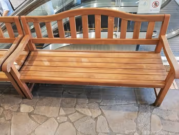 横須賀モアーズシティ1Fのベンチ