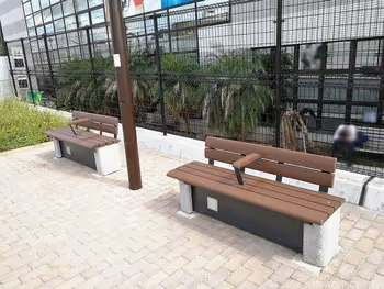 下北沢交番付近の遊歩道にあるベンチ