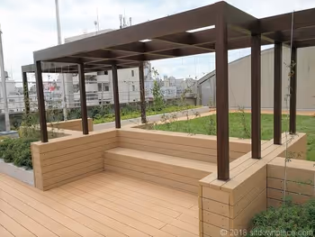 北澤Town Hall 5樓屋頂庭園的長椅