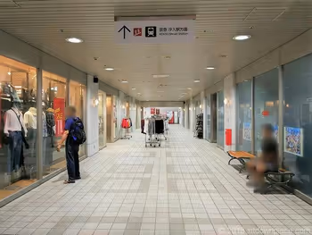 横須賀アプト2Fのジーンズメイト前の休憩所