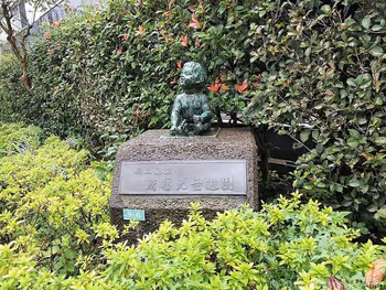 鹰番儿童游园的铜像