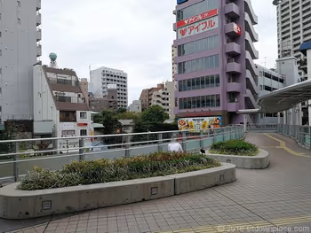京急蒲田駅西口ペデストリアンデッキのベンチその2