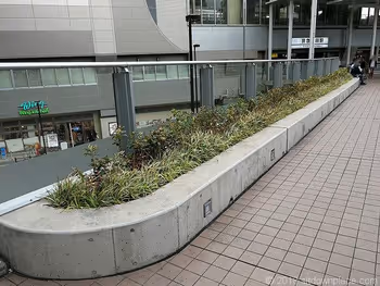 京急蒲田駅西口ペデストリアンデッキのベンチ